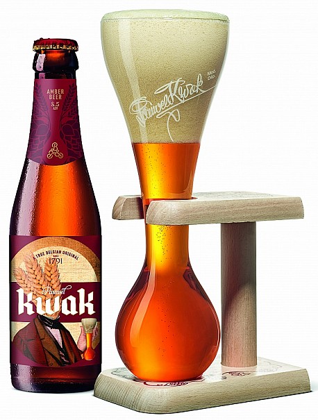 Kwak je polotmav belgick pivo, ktermu ke slv napomohla tak npadit sklenice ve tvaru baky, uchycen v devnm drku.